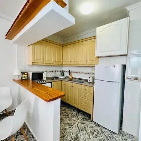 Stylish 1-Bed Apt, Walk To Beach & Amenities