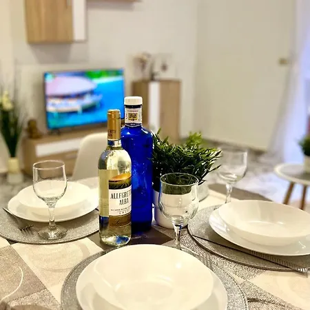 Stylish 1-Bed Apt, Walk To Beach & Amenities Torrevieja
