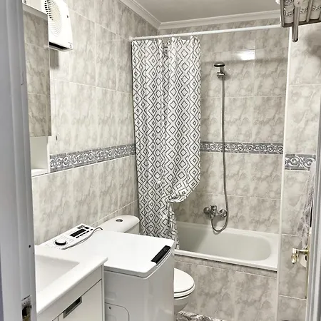 Stylish 1-Bed Apt, Walk To Beach & Amenities Apartment