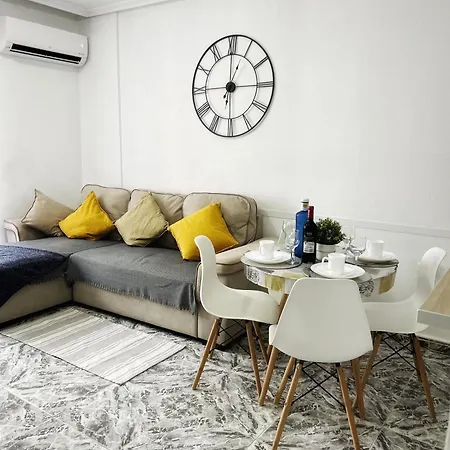 Stylish 1-Bed Apt, Walk To Beach & Amenities